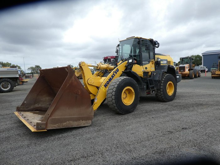 2019 Komatsu WA320 8