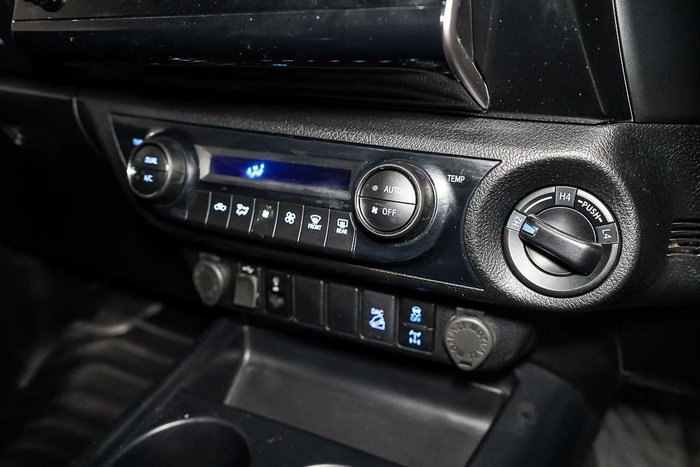 2022 Toyota Hilux SR5