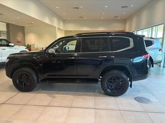2024 Toyota LANDCRUISER LC300 3.3L V6 DSL Sahara 7 Seats