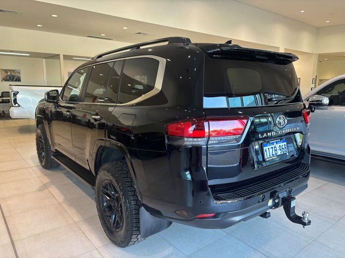 2024 Toyota LANDCRUISER LC300 3.3L V6 DSL Sahara 7 Seats