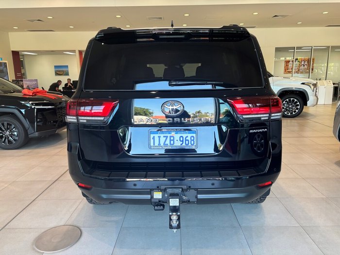 2024 Toyota LANDCRUISER LC300 3.3L V6 DSL Sahara 7 Seats