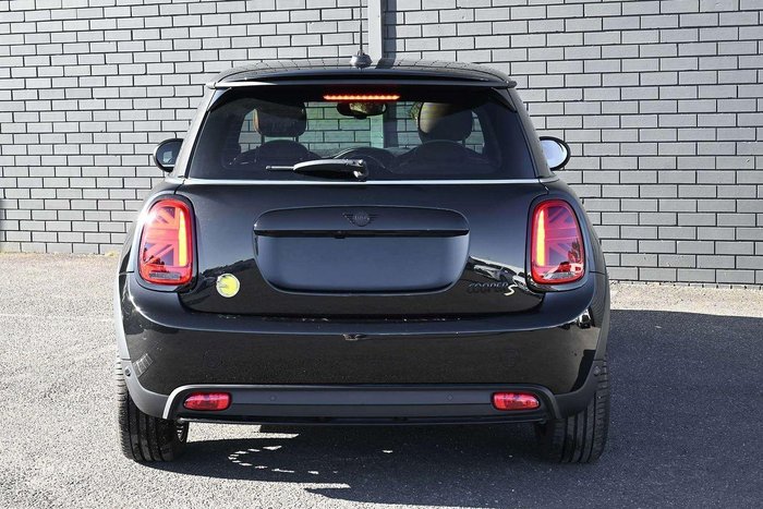 2022 MINI Hatch Cooper SE MINI Yours