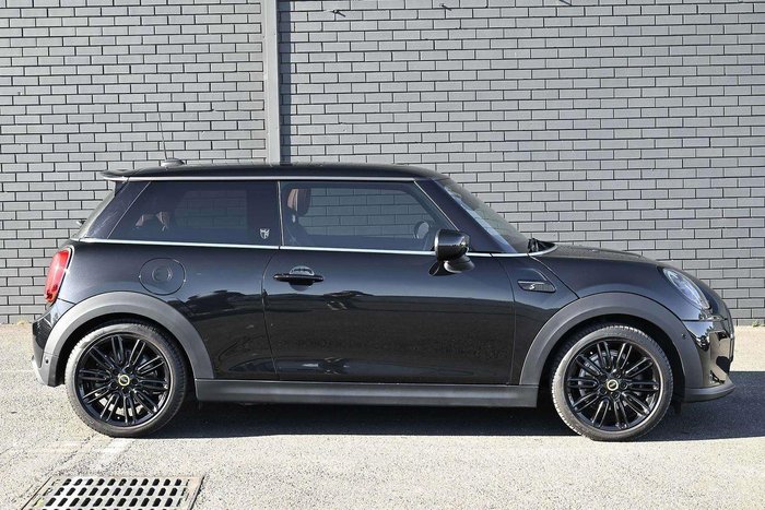 2022 MINI Hatch Cooper SE MINI Yours