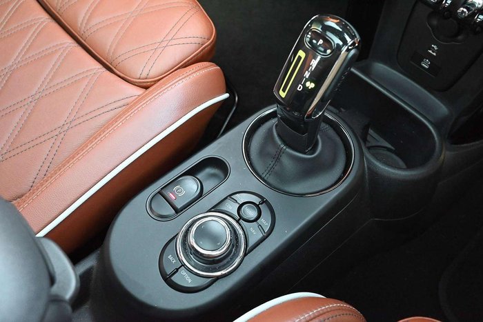 2022 MINI Hatch Cooper SE MINI Yours