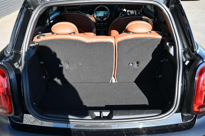 2022 MINI Hatch Cooper SE MINI Yours