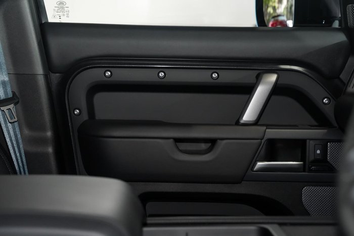 2024 Land Rover Defender 110 D300 X-Dynamic HSE