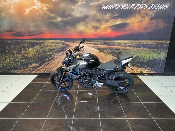 2025 CFMOTO 450 NK BLACK