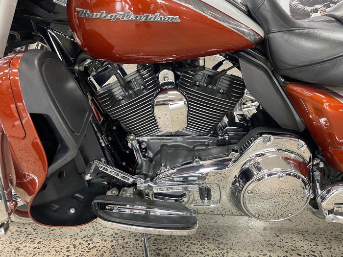 2014 Harley-Davidson CVO Ultra Limited (FLHTKSE) CVO Silver