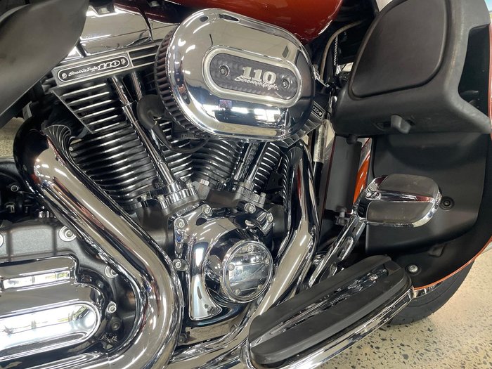 2014 Harley-Davidson CVO Ultra Limited (FLHTKSE) CVO Silver