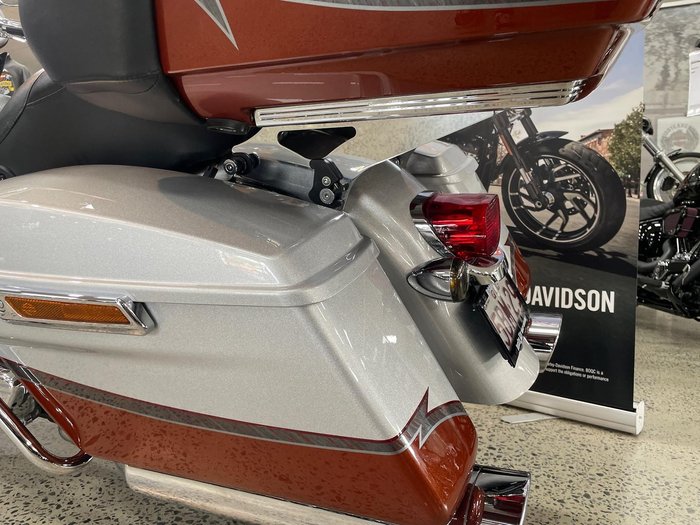 2014 Harley-Davidson CVO Ultra Limited (FLHTKSE) CVO Silver