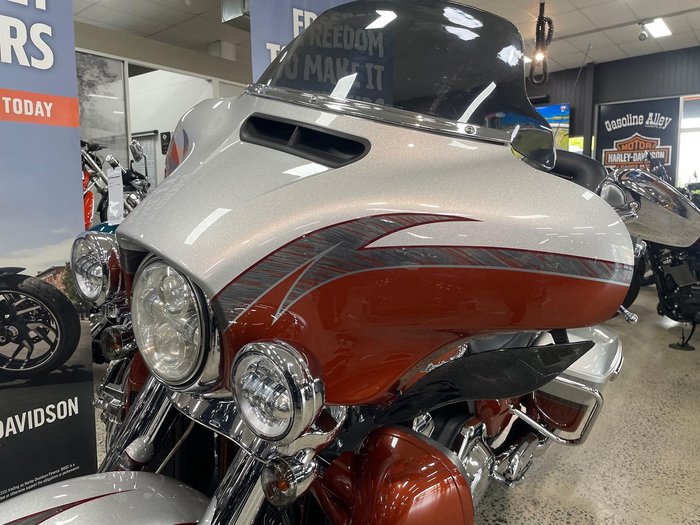 2014 Harley-Davidson CVO Ultra Limited (FLHTKSE) CVO Silver