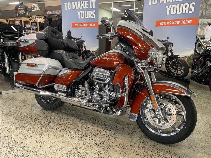 2014 Harley-Davidson CVO Ultra Limited (FLHTKSE) CVO Silver