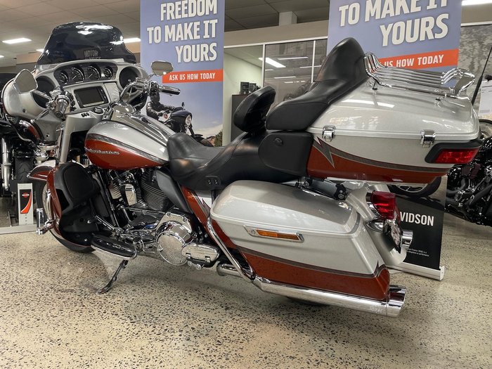 2014 Harley-Davidson CVO Ultra Limited (FLHTKSE) CVO Silver