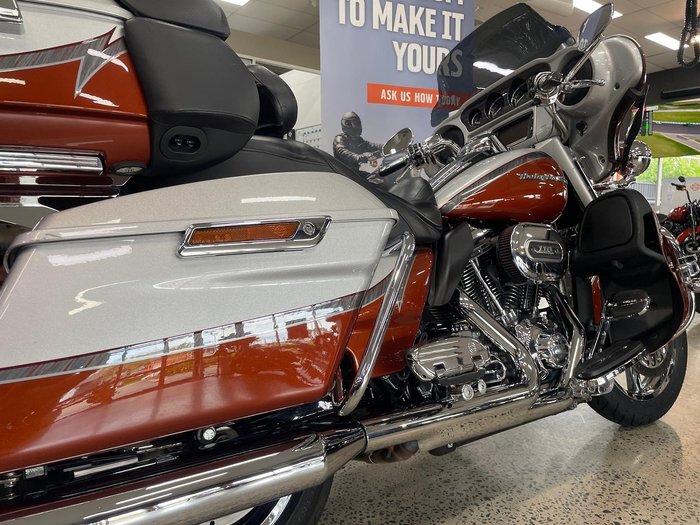 2014 Harley-Davidson CVO Ultra Limited (FLHTKSE) CVO Silver