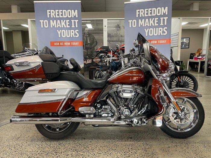 2014 Harley-Davidson CVO Ultra Limited (FLHTKSE) CVO Silver