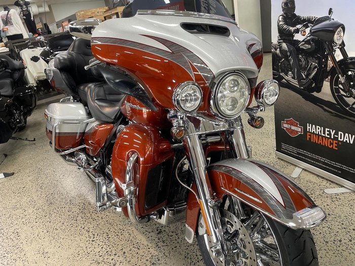 2014 Harley-Davidson CVO Ultra Limited (FLHTKSE)