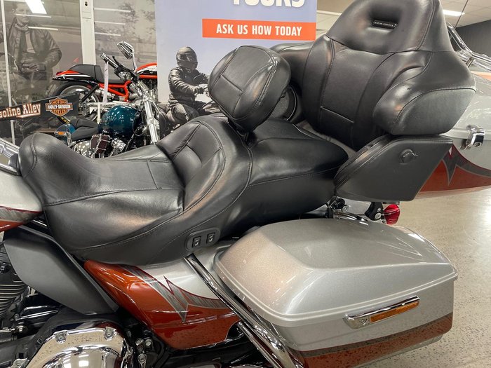 2014 Harley-Davidson CVO Ultra Limited (FLHTKSE) CVO Silver