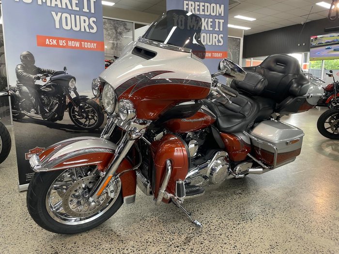 2014 Harley-Davidson CVO Ultra Limited (FLHTKSE) CVO Silver