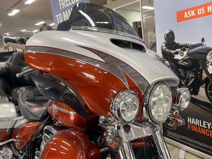 2014 Harley-Davidson CVO Ultra Limited (FLHTKSE) CVO Silver
