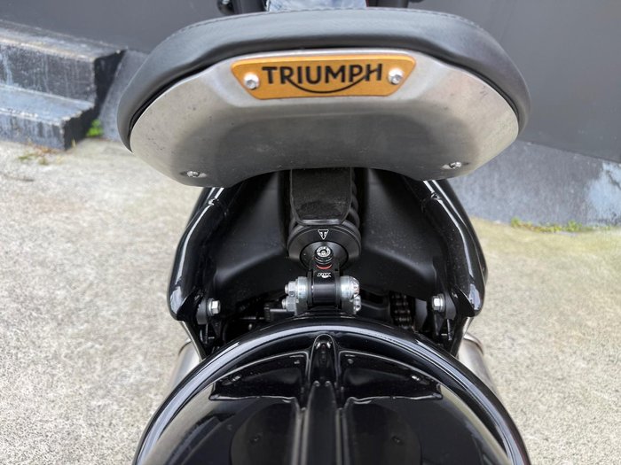 2025 Triumph Bonneville Bobber Bobber Black