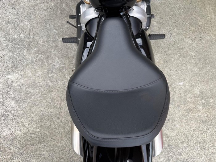 2025 Triumph Bonneville Bobber Bobber Black