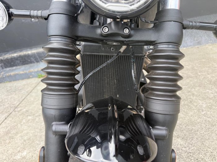 2025 Triumph Bonneville Bobber Bobber Black