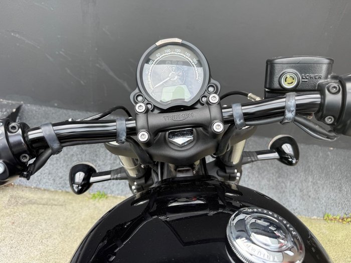 2025 Triumph Bonneville Bobber Bobber Black