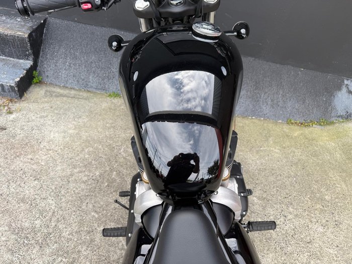 2025 Triumph Bonneville Bobber Bobber Black