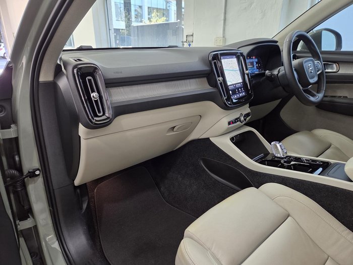 2022 Volvo XC40 Plus B4