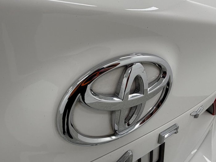 2018 Toyota Camry Ascent ASV70R Glacier White
