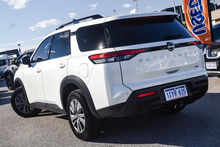 2024 Nissan Pathfinder ST-L