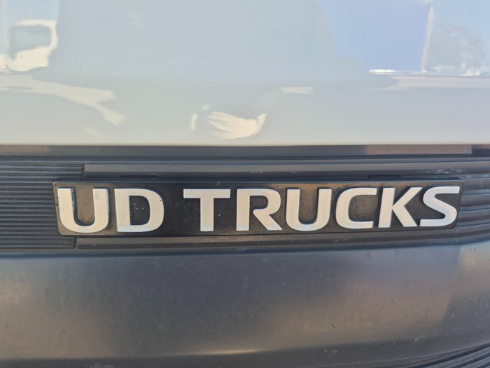 2009 UD MK5 5 Ton Tray and Lift