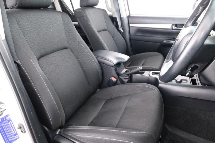 2024 Toyota Hilux SR5 48V