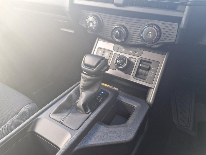 2025 Toyota Hilux SR 48V