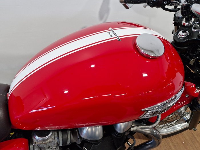 2009 Triumph THRUXTON 900 RED