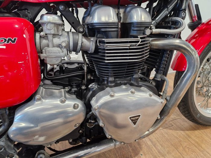 2009 Triumph THRUXTON 900 RED