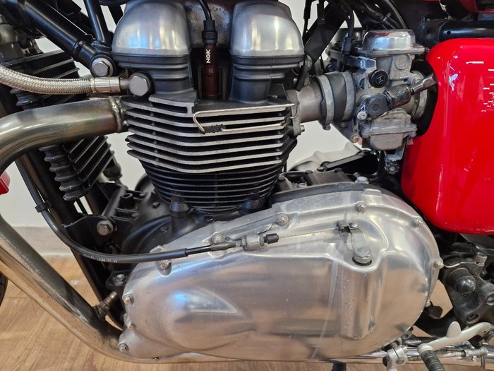 2009 Triumph THRUXTON 900 RED