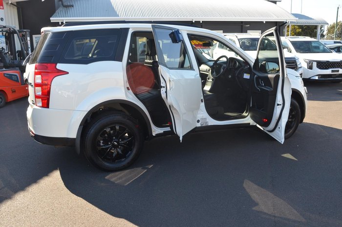 2019 Mahindra XUV500 W10