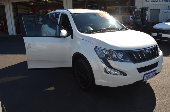 2019 Mahindra XUV500 W10