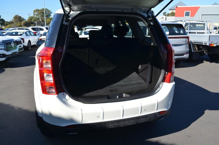 2019 Mahindra XUV500 W10