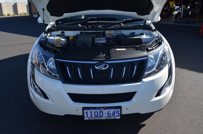 2019 Mahindra XUV500 W10