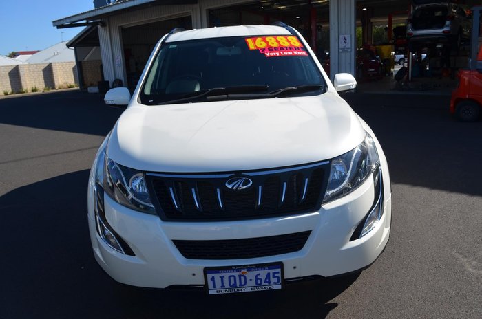 2019 Mahindra XUV500 W10