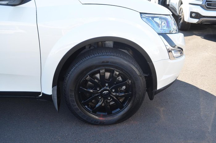 2019 Mahindra XUV500 W10