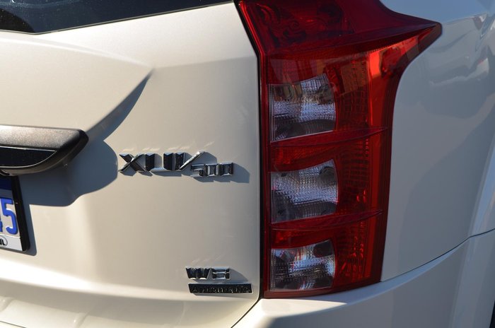 2019 Mahindra XUV500 W10