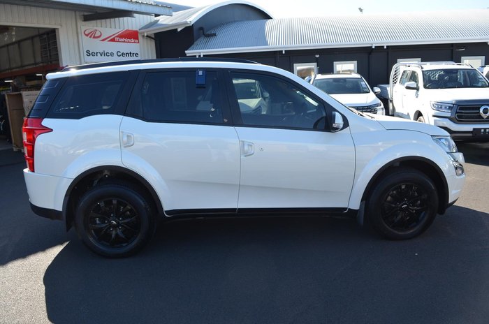2019 Mahindra XUV500 W10