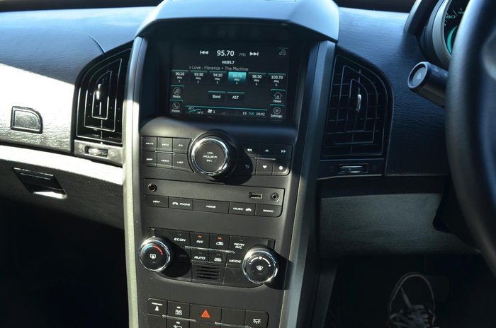 2019 Mahindra XUV500 W10