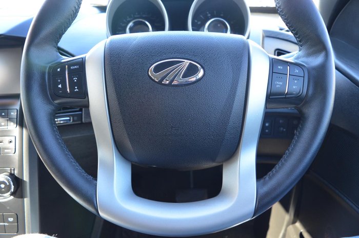 2019 Mahindra XUV500 W10