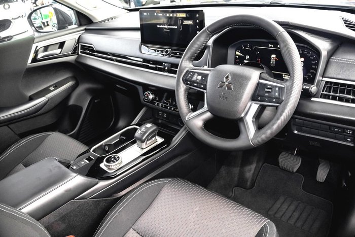 2025 Mitsubishi Outlander LS