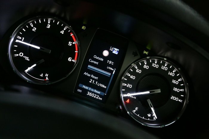 2024 Toyota Hilux SR5 48V