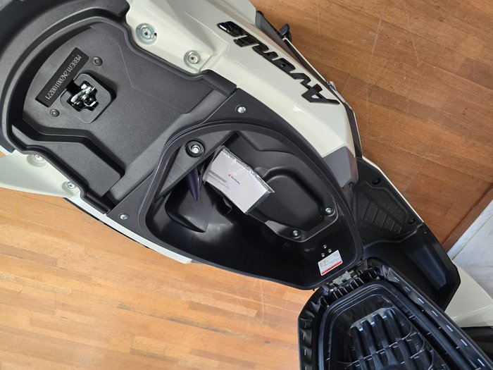 2026 Suzuki AVENIS 125 white